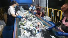 ペットボトルを選別してるところです。