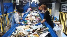 紙製容器包装を選別しているところです。