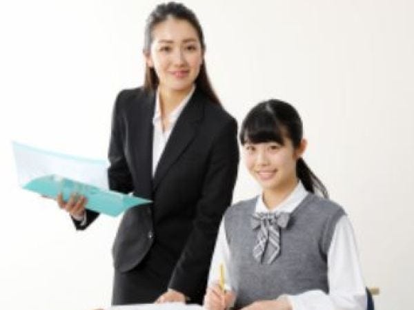 生徒一人ひとりの目標に合わせた学習プランを提供、保護者とも連携します。働くスタッフ個々が輝きながら、自身も成長できるフィールドです。