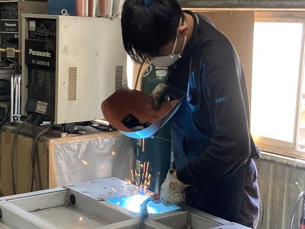 溶接・環境試験装置部品の溶接スタッフ