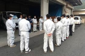 本社朝礼（ラジオ体操もしています♪）