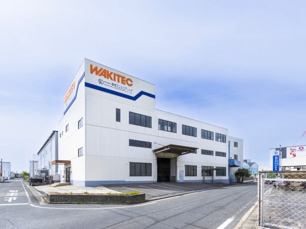 写真は最近完成した新工場。幅広い年齢層の社員が在籍しています。