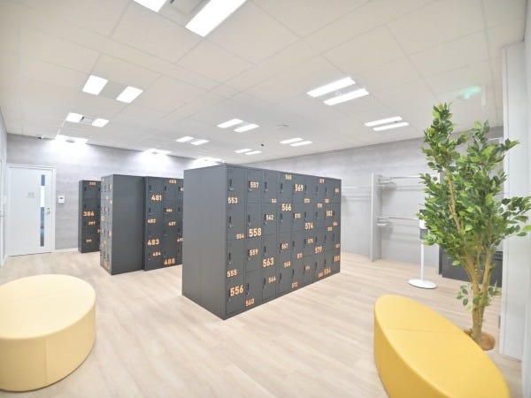 ロッカールームで荷物をしまってお仕事♪