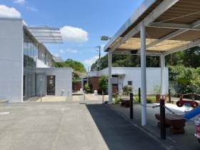 駐車場より検査場へ