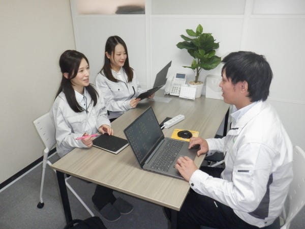 若手社員は仲良く、切磋琢磨しながら日々の業務に励んでいます。