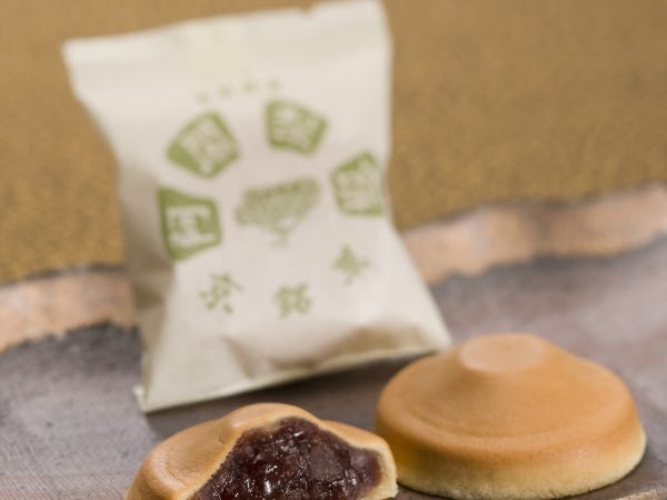 当社の看板商品『阿闍梨餅』は100年以上の歴史ある和菓子。一つひとつ丁寧に作り上げ、伝統の味を守ります！