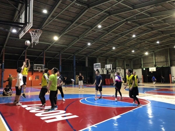 恒例になっているクライアントとのスポーツ大会。充実した汗を流してください。