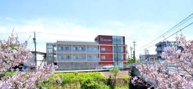 香流川緑道沿いにある施設です