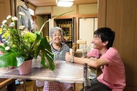 定期訪問診療で患者さんを診察中の院長先生です。