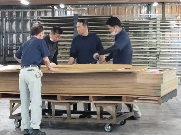 工場作業・打ち合わせ風景