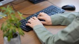 建設事務：パソコンを使って書類作成・整理等を行います