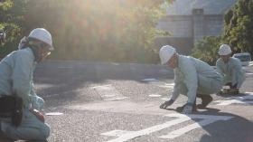 土木工：コンクリート打設や型枠の組立て、道路舗装など行います