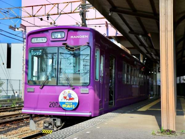 勤務地は嵐電帷子ノ辻駅に直結しているので、駅チカで交通アクセス抜群！