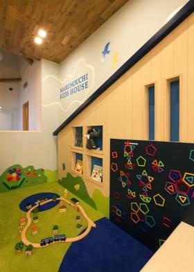 待合室内のキッズコーナー