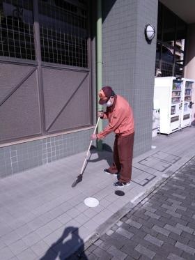 清掃中の管理人さん（外周り）