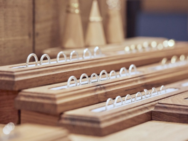 約２００種類のサンプルからオーダー頂き、お客様の指サイズに合わせて目の前で指輪を作ります。