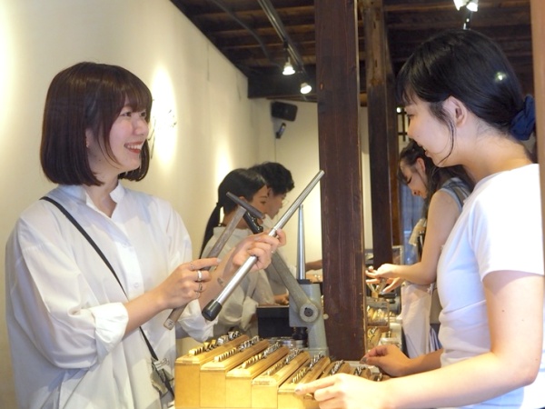 私たちが大切にしているのは、お客様に楽しい時間をお過ごしいただくこと。しっかりヒアリングを行い、お客様一人一人に合った指輪をお作りします。