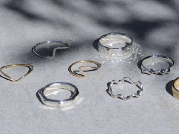 さまざまな形や素材のアクセサリーを取り扱っております。制作にも携われるので技術が身につき、自分用のジュエリーも作れます。