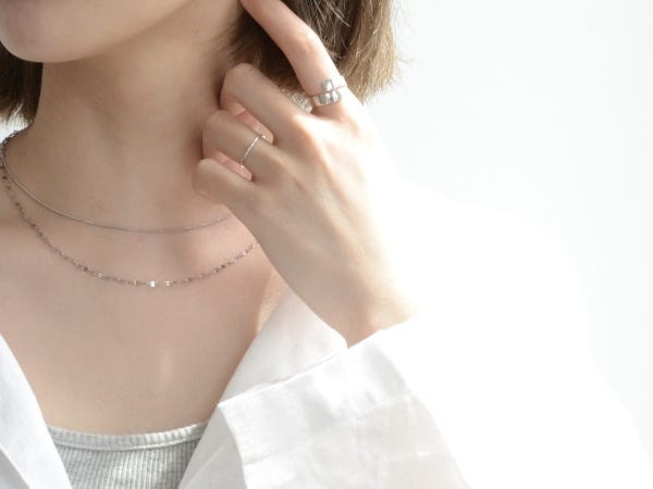 店内の商品は社割での購入が可能です（40％割引）。アクセサリー好きさんにぴったり！