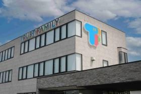 国道１号線沿いの本社です