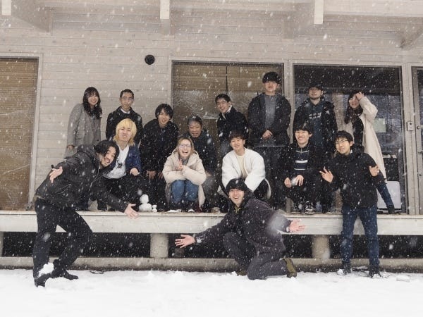 現在は両拠点合わせて男性15名、女性5名の20名で会社を盛り上げています！写真は昨年度の合宿時のものです。