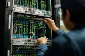 電話交換機作業の様子