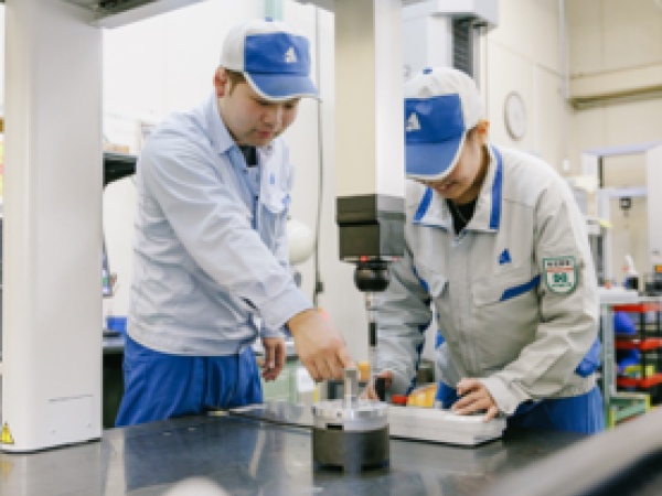 この部門では、様々な測定器を使用して、品質に問題が無いかチェックをしています。