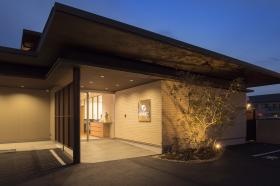 社屋外観（夜）