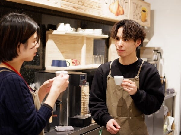 バリスタ同士で味のすり合わせを行います。お客様に届ける表現もみんなで話し合います。