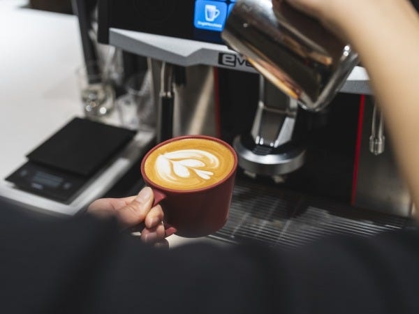 ラテアートはバリスタが行います。数名のバリスタは大会に出場するなど、自分次第で腕を極めてもいけます。