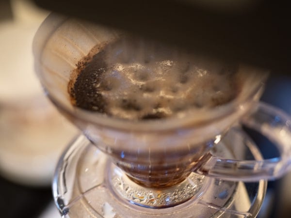 ドリップは全店舗マシン化。お客様との会話を重視するため導入しました。トップバリスタがレシピ考案。味に妥協はありません。