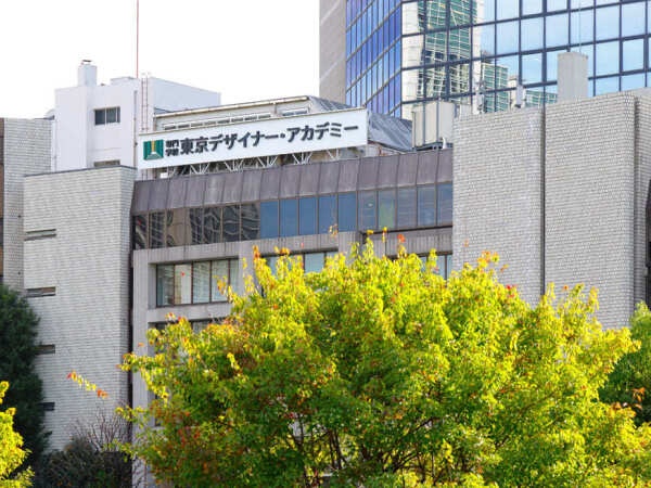 人事総務部のオフィス、東京デザイナー・アカデミーの校舎にあります。東京ドームの近くなのでランチタイムのお散歩にも？