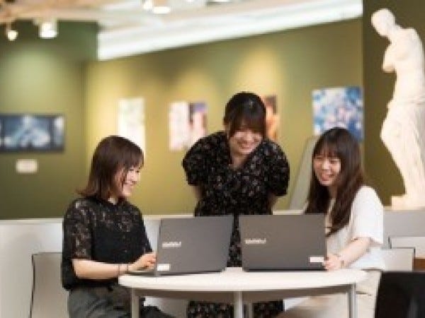 オフィスは学園内にあります！ロビーには学生の作品が飾ってあり、素敵な空間です。