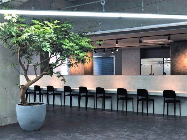 無料カフェ・BAR完備!(カフェオレを含む約20種類から、お好きなドリンクを♪金曜日の夜は、ワインやカクテルなどお酒も「飲み放題」♪