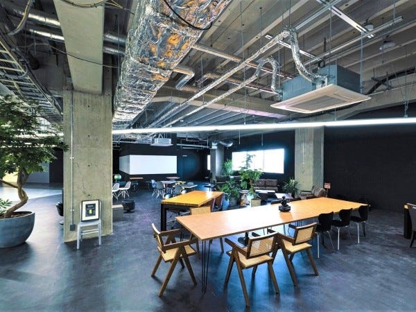 昼食・休憩はカフェやバーカウンターのあるオープンスペースで。仮眠室も完備！！