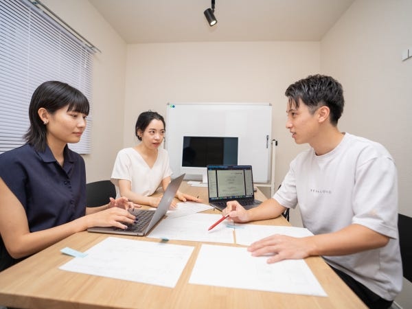 20代～30代が中心の活気のある職場です(この写真は前オフィス)