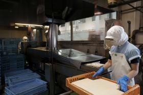 厚揚げのフライヤー作業