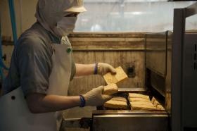 厚揚げのフライヤー作業