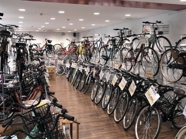 様々な自転車が所せましと並んでいる店舗内です。分かりやすいよう1つ1つにPOPを付けています。