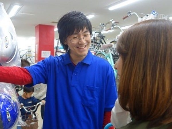 お客様に接客しているシーンです。何を探しているが丁寧にヒアリングし、とことん寄り添った接客が可能です！