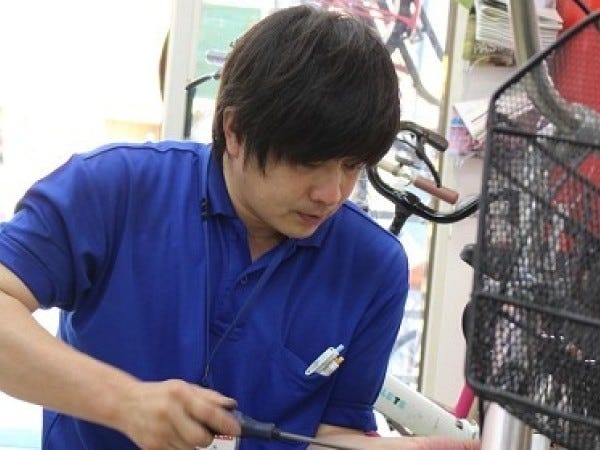 自転車に油をさしている所です。一人で出来る修理やメンテナンスは一人で実施することもあります！