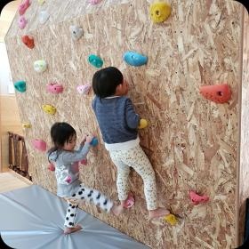 保育園ボルダリングウォール