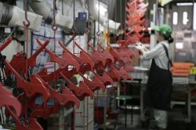 塗装作業「ハンガー掛け」をしているところです。