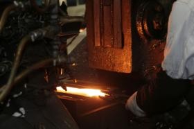 雲出工場では、鍛造作業をしています。