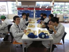 社員食堂もあります。人気ナンバー１メニューは「カレー」！