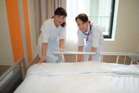 病院内でのベッドメイキング、リネン管理スタッフ