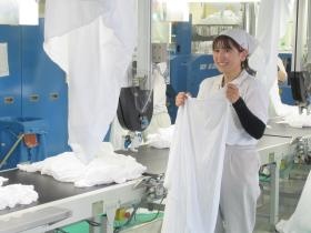 工場内にてシーツの投入作業