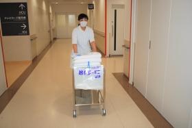 病院内でのリネン管理スタッフ