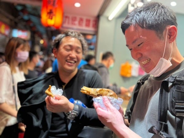 《台湾研修でアヒルの頭にチャレンジ！》