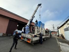 レッカー車を使用した大型機械の積込み作業風景